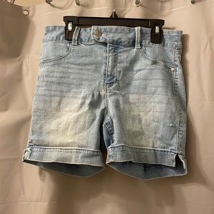 Highwaisted Light wash Denim Shorts